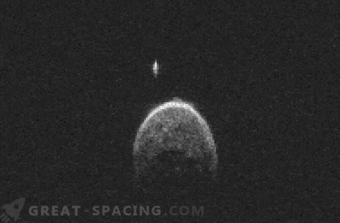 Asteroida latająca ma swój własny księżyc.